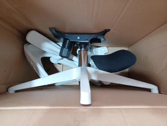 BOXED UNBRANDED OFFICE CHAIR IN WHITE & BLACK