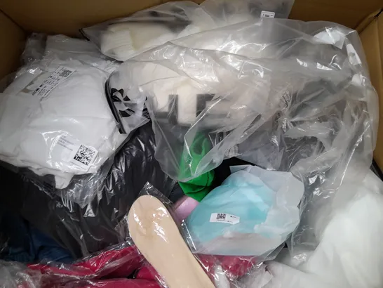 BOX OF APPROXIMATELY 15 ASSORTED CLOTHING ITEMS TO INCLUDE - JEANS , JUMPER , SHORTS ETC