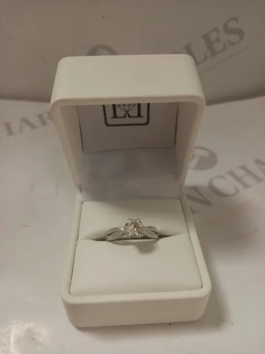 LADY LYNSEY MOISSANITE 9CT WHITE GOLD 1.00CT SOLITAIRE RING SIZE S RRP £449