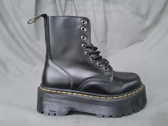 BOXED PAIR OF DR MARTENS 1462 ANKLE BOOTS IN BLACK UK SIZE 4