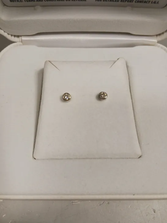 PAIR OF WHITE GOLD STONE STUDDED EARRINGS 