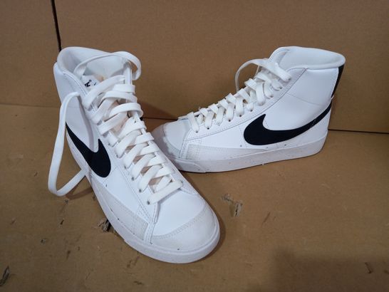 BOXED PAIR OF DESIGNER SHOES IN THE STYLE OF NIKE IN WHITE/BLACK UK SIZE 5.5