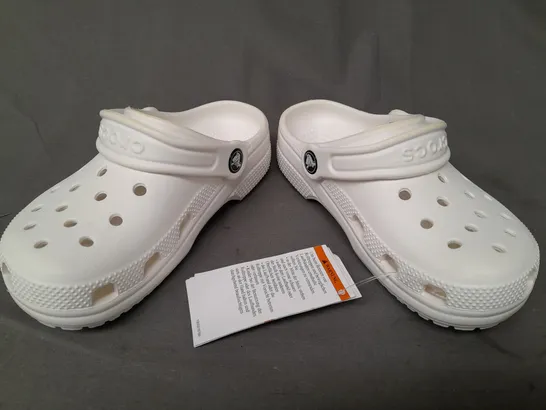 PAIR OF CROCS CLASSIC KID'S CLOGS IN WHITE EU SIZE 32-33