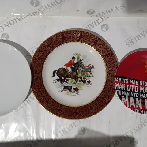 APPROXIMATELY 15 ASSORTED COOKWARE ITEMS TO INCLUDE MANCHESTER UNITED PLATE, DECORATIVE FOX HUNTING PLATE, ETC