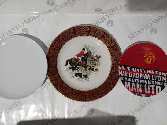 APPROXIMATELY 15 ASSORTED COOKWARE ITEMS TO INCLUDE MANCHESTER UNITED PLATE, DECORATIVE FOX HUNTING PLATE, ETC