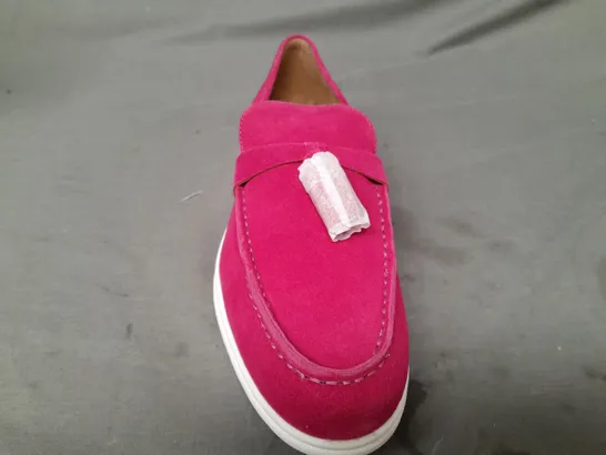 BOXED PAIR OF HOTTER LOAFERS W. TASSEL IN PINK UK SIZE 8