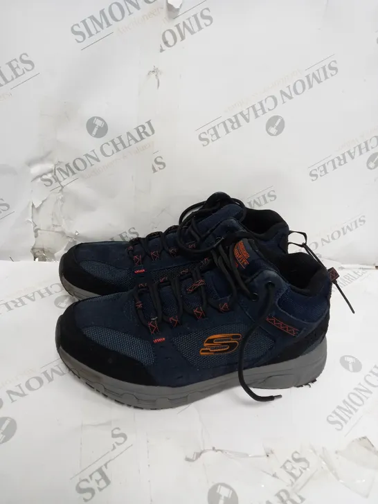 BOXED PAIR OF SKECHERS BOOTS IN NAVY SIZE 8