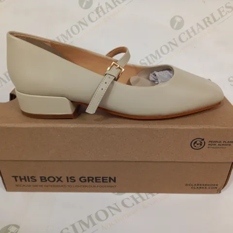 BOXED PAIR OF CLARKS SEREN 30 BUCKLE SHOES IN IVORY LEATHR UK SIZE 5.5