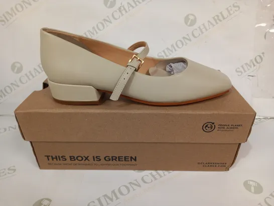 BOXED PAIR OF CLARKS SEREN 30 BUCKLE SHOES IN IVORY LEATHR UK SIZE 5.5