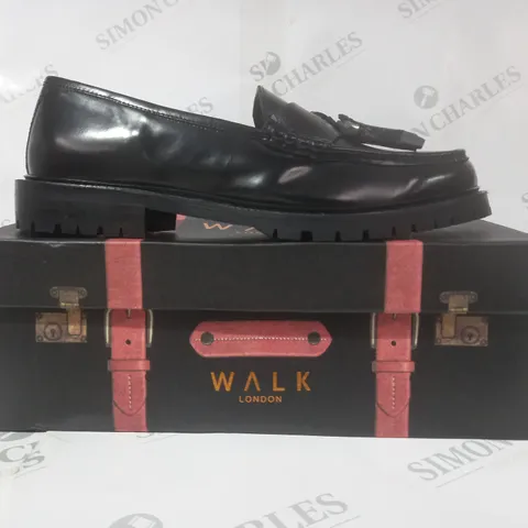 BOXED PAIR OF WALK LONDON CAMPUS TASSEL LOAFERS IN BLACK UK SIZE 9