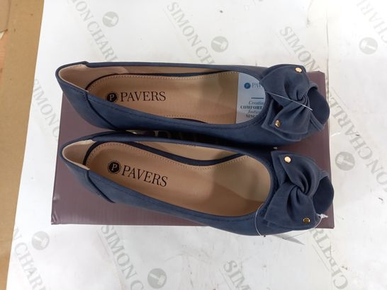 BOXED PAIR OF PAVERS NAVY BAIZH SHOES - UK 3