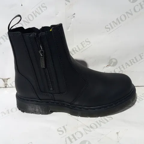 BOXED PAIR OF DR MARTENS ZIP UP BOOTS IN BLACK UK SIZE 9