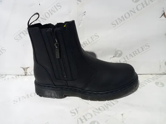 BOXED PAIR OF DR MARTENS ZIP UP BOOTS IN BLACK UK SIZE 9