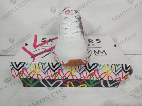 BOXED PAIR OF SKECHERS LOS ANGELES SHOES IN WHITE/MULTICOLOUR UK SIZE 5