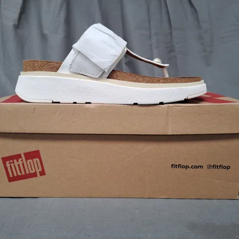 BOXED PAIR OF FITFLOP GEN-FF BUCKLE LEATHER TOE-POST SANDALS IN WHITE UK SIZE 3