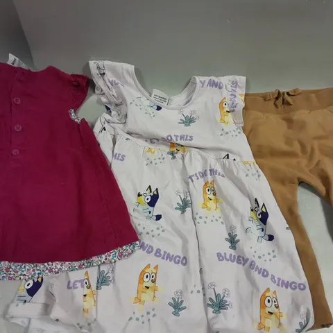 APPROXIMATELY 20 ASSORTED CHILDRENS CLOTHING PRODUCTS IN AGES RANGING FROM 0-5YRS 