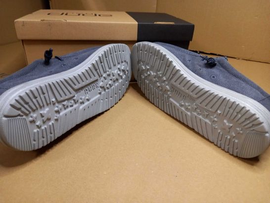 BOXED PAIR OF HEY DUDE GREY FABRIC TRAINERS - SIZE 7