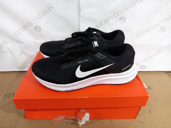 BOXED PAIR OF NIKE AIR ZOOM STRUCTURE 24 TRAINERS SIZE 7.5