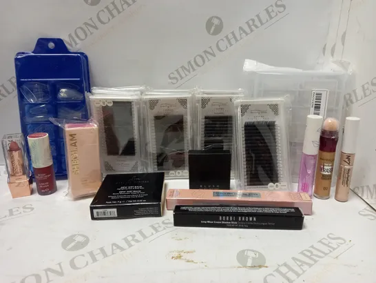 LOT OF APPROX 20 ASSORTED BEAUTY PRODUCTS TO INCLUDE BOBBI BROWN LONG WEAR SHADOW STICK, VARIOUS INDIVIDUAL LASHES, BODY COLLECTION LIQUID BLUSH, ETC 