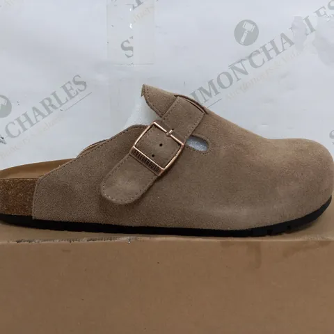 BOXED PAIR OF EVELLYHOOTD LEATHER CLOGS IN LIGHT BROWN -  EU 40