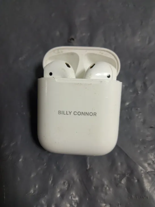 PAIR OF APPLE AIRPODS 2ND GEN IN WHITE