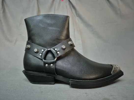 BOXED PAIR OF KOI SOULRENDER MEN'S HARDWARE COWBOY BOOTS IN BLACK/ANTIQUE SILVER UK SIZE 11