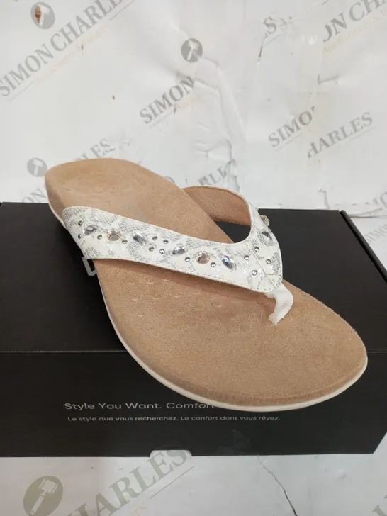 BOXED PAIR OF LUCIA SANDALS IN WHITE SIZE 7