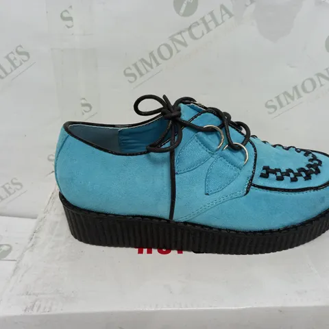 BOXED PAIR OF LIGHT BLUE BLACK PRINT PLATORM SHOE SIZE 4