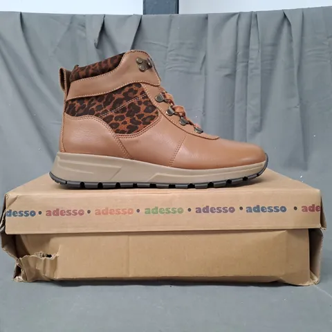 BOXED PAIR OF ADESSO BOOTS IN TAN/ANIMAL PRINT COLOUR SIZE 5