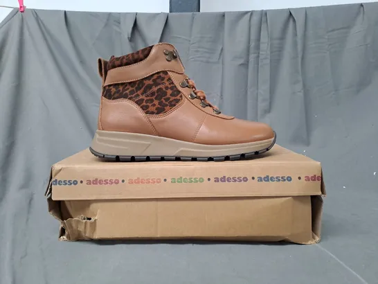 BOXED PAIR OF ADESSO BOOTS IN TAN/ANIMAL PRINT COLOUR SIZE 5