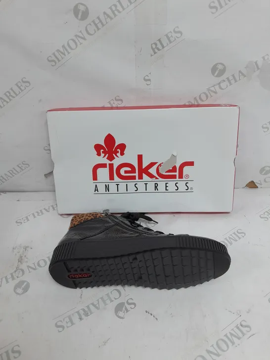 BOXED PAIR OF RIEKER HI TOP CUFF TRAINERS IN BLACK UK SIZE 6.5