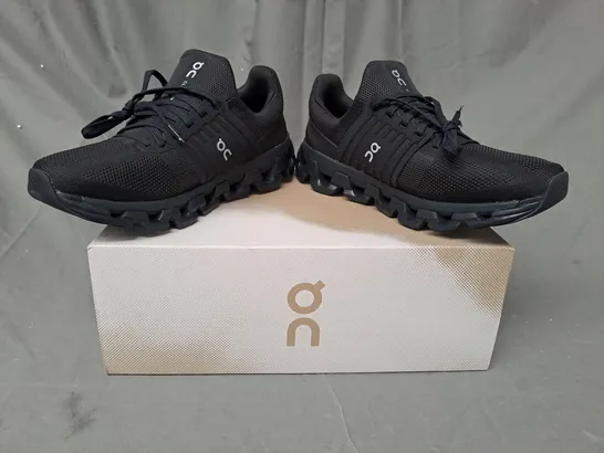 BOXED PAIR OF ON CLOUDSWIFT 3 AD SHOES IN BLACK UK SIZE 8