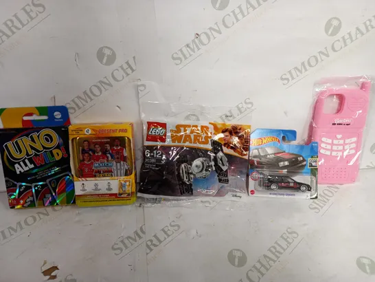 BOX OF APPROX 20 ASSORTED TOYS TO INCLUDE - UNO ALL WILD - LEGO STAR WARS 30381 - HOT WHEELS 87 FORD SIERRA COSWORTH ECT 