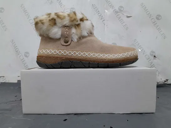 BOXED PAIR OF EARTH ORIGINALS EMMALYN BOOTIES IN BEIGE SIZE 6