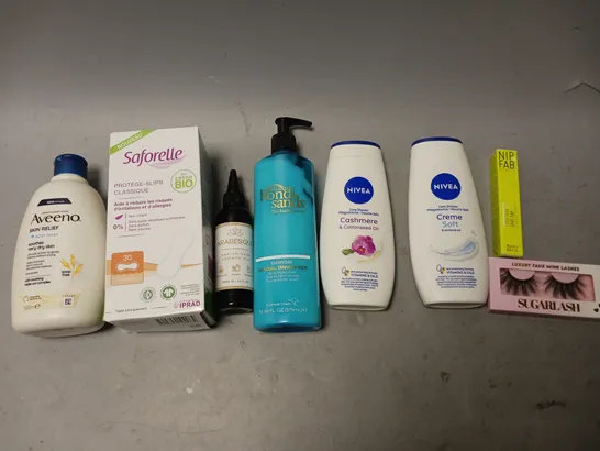 BOX OF APPROXIMATELY 15 COSMETIC ITEMS TO INCLUDE JOICE SHAMPOO, LASHTOPIA, AND V05 GEL SPRAY ETC. 