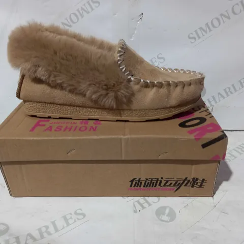 BOXED PAIR OF JINGPIN FASHION FUR LINED SLIP-ON SHOES IN TAN UK SIZE 5