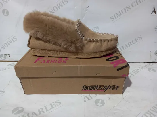 BOXED PAIR OF JINGPIN FASHION FUR LINED SLIP-ON SHOES IN TAN UK SIZE 5