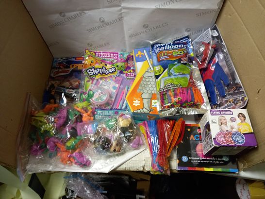 LOT OF APPROXIMATELY 12 TOYS AND GAMES TO INCLUDE MAGAZINES, BALOONS, AND PUZZLES ETC.