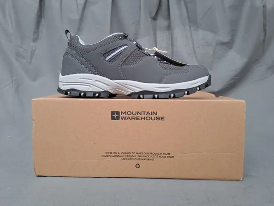 BOXED PAIR OF MOUNTAIN WAREHOUSE MCLEOD WOMENS WIDE FIT WALKING SHOES IN GREY/LILAC UK SIZE 5