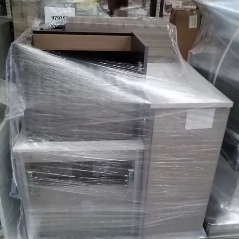 PALLET OF ASSORTED END OF LINE BATHROOM STOCK INCLUDING VANITY UNITS 