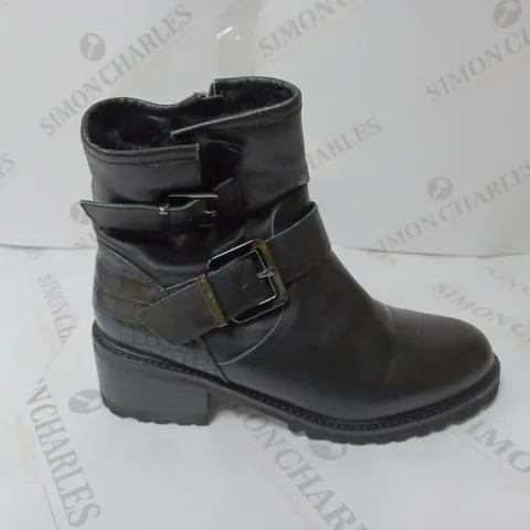 PAIR OF MODA IN PELLE CORNELIA BIKER BOOTS IN BLACK UK SIZE 8