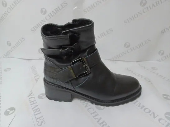 PAIR OF MODA IN PELLE CORNELIA BIKER BOOTS IN BLACK UK SIZE 8