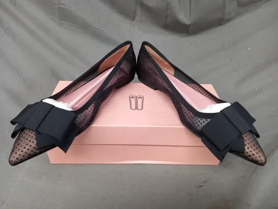 BOXED PAIR OF PRETTY BALLERINAS SHOES IN BLACK W. BOW DETAIL EU SIZE 41.5