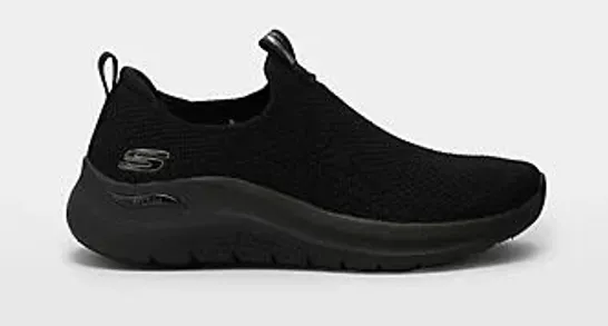 SKECHERS ARCH FIT MESH UPPER TRAINER BLACK SIZE 5.5