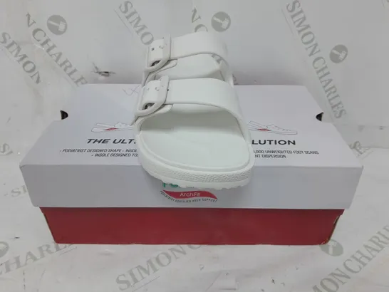 BOXED PAIR OF SKECHERS ARCH FIT FOAMIES SLIDE SANDALS IN WHITE SIZE 4