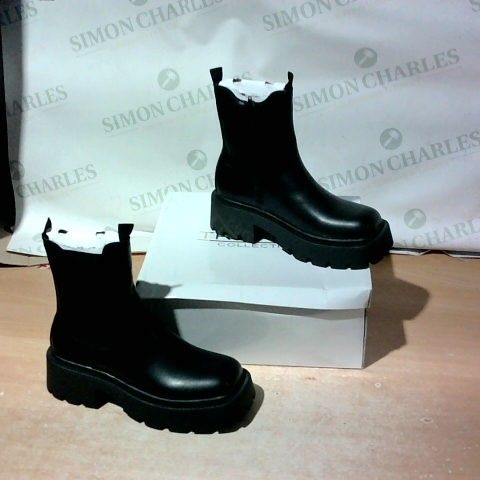 BOXED PAIR OF TRUFFLE COLLECTION BOOTS SIZE 6