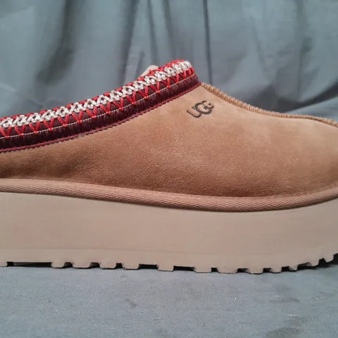 BOXED PAIR OF UGG SHOES IN CHESTNUT UK SIZE 5