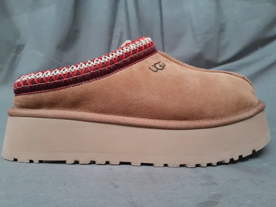 BOXED PAIR OF UGG SHOES IN CHESTNUT UK SIZE 5