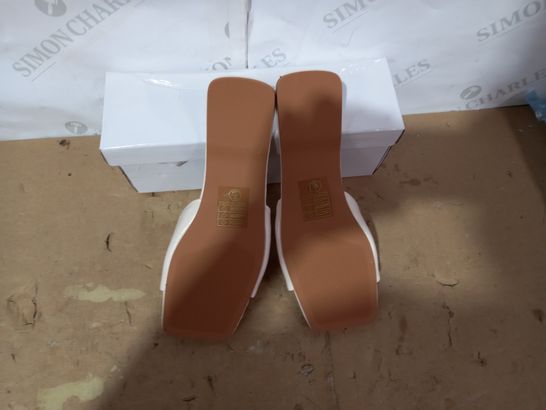 BOXED PAIR OF DESIGNER CREAM FLIPFLOPS SIZE 6