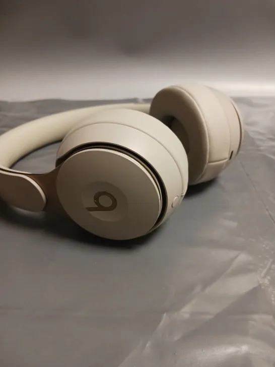 BEATS BY DRE BEIGE WIRELESS HEADPHONES. 